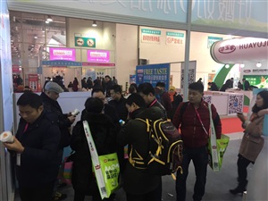 琴牌乳業(yè)展位參展買家熱情參與