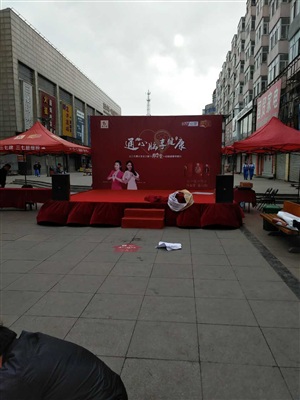 工人搭建