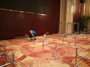 現場緊張搭建中