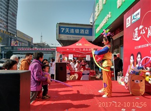 主持、小丑和大媽舞蹈吸引人氣